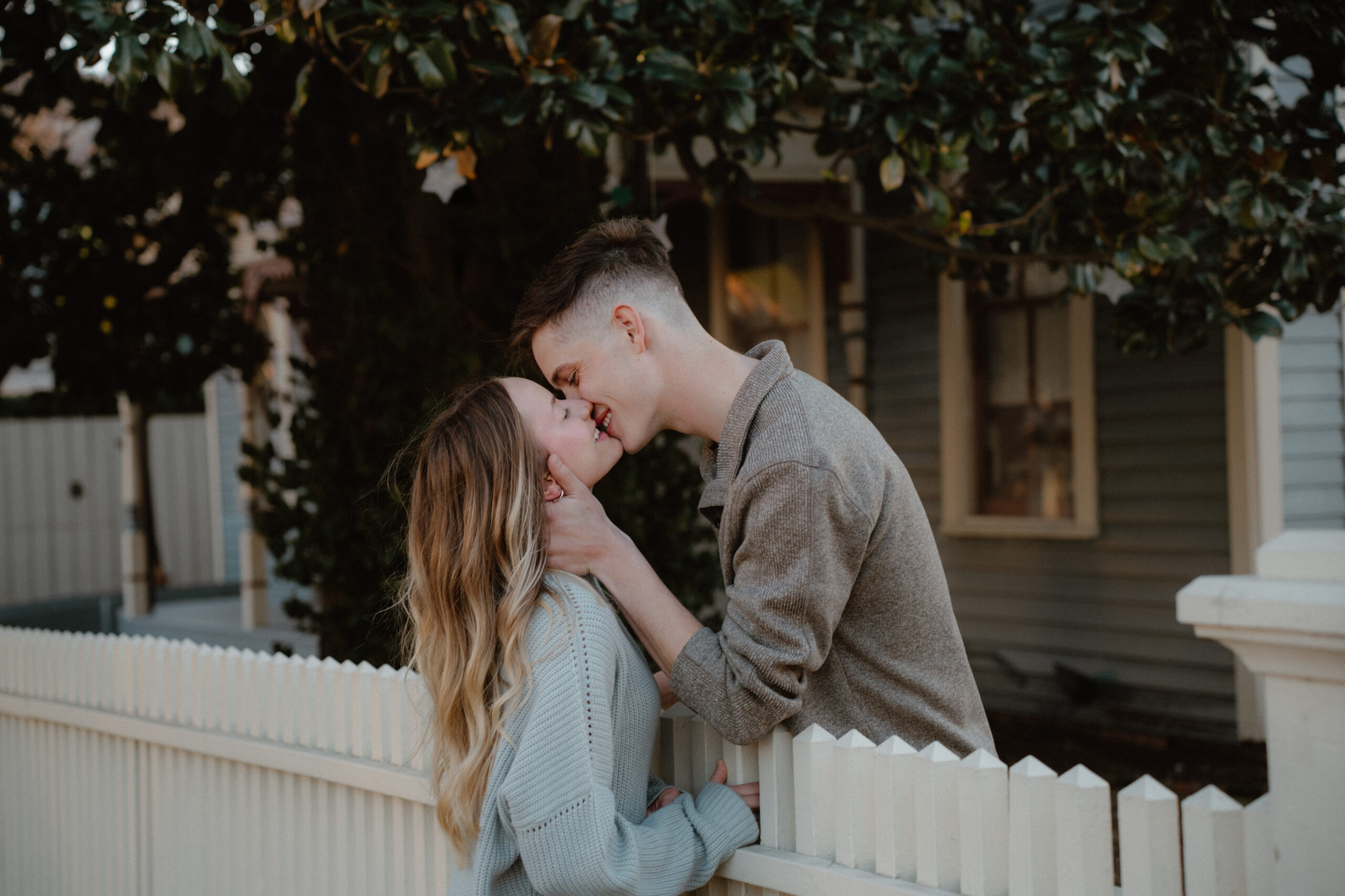 Couple kissing in downtown North Little Rock